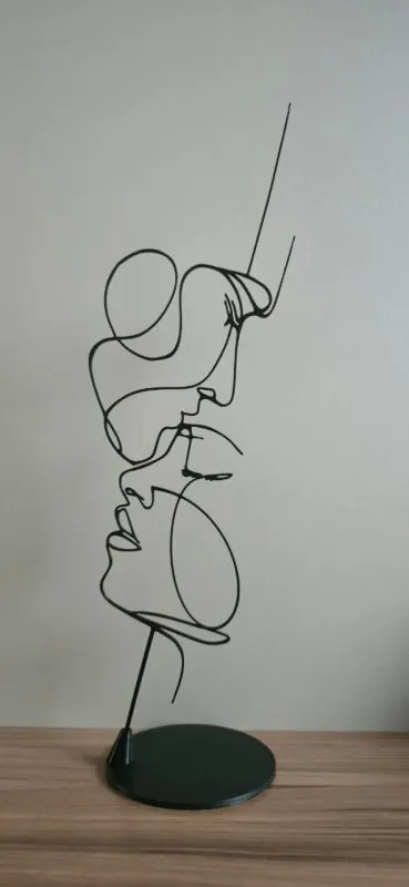 Escultura Decorativa Abstrata Face a Face – Estilo Minimalista