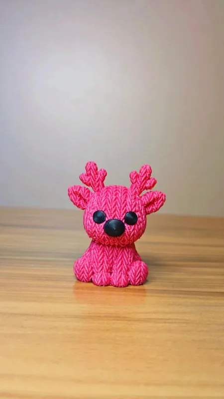 Estatueta Decorativa Rena Rosa Efeito Tricô.