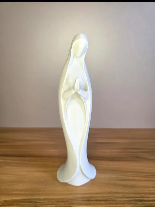 Nossa Senhora Minimalista - Escultura Decorativa Elegante