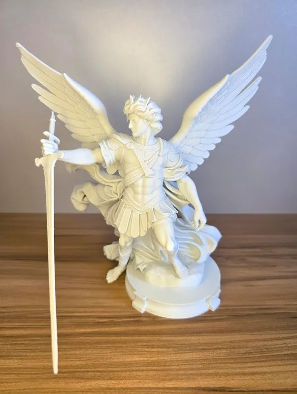 Escultura Arcanjo Miguel Elegante
