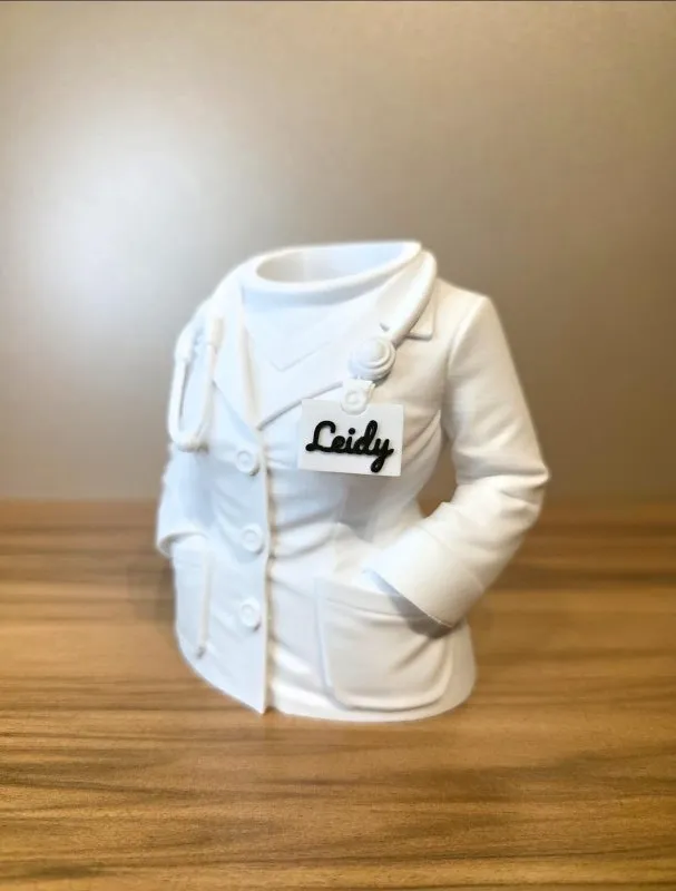 Porta‑canetas em formato de jaleco — personalizado para profissionais da saúde