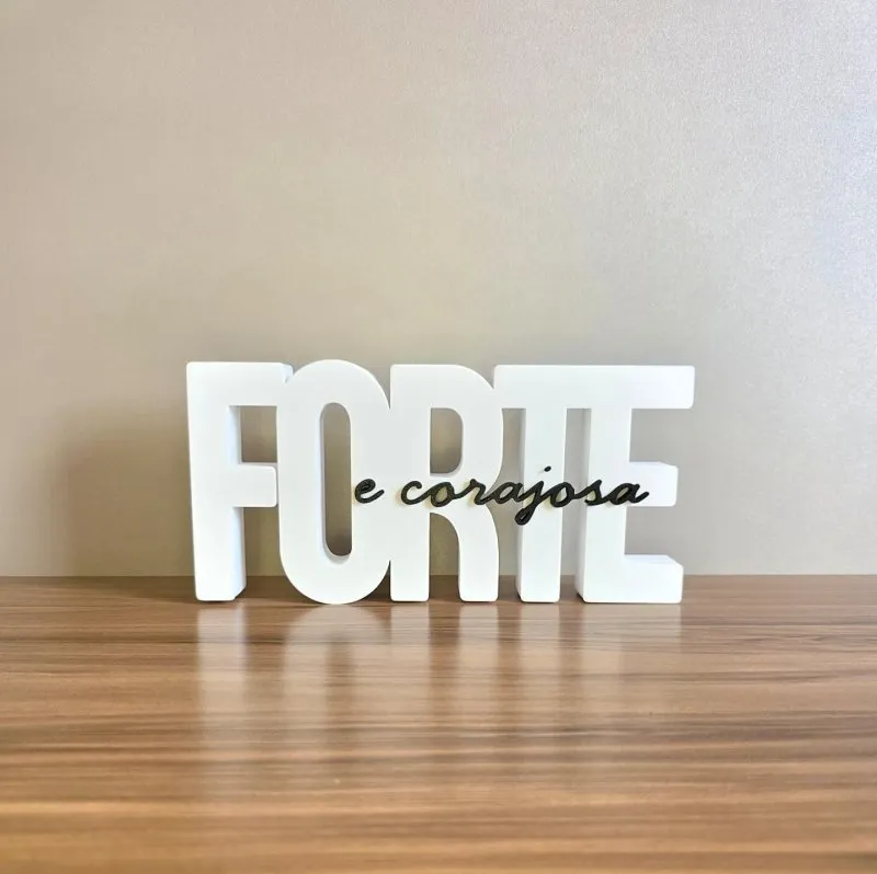 Objeto Decorativo Frase FORTE e Corajosa Estilo Minimalista Impressão 3D