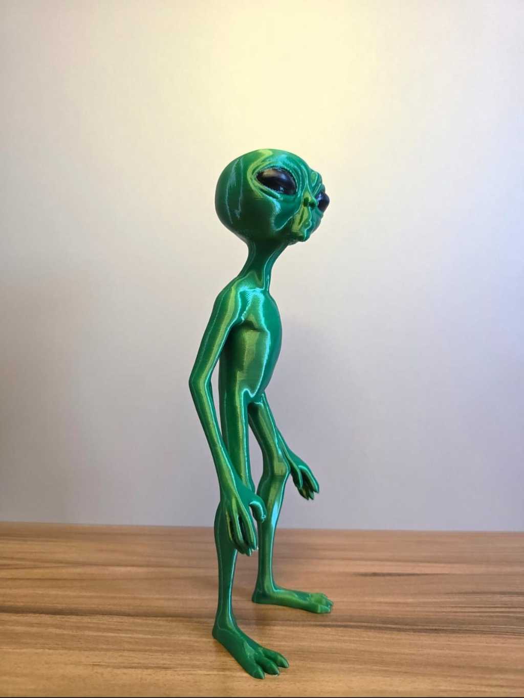 Estatueta Extraterrestre Verde Metálica Decorativa para Mesa Estante Presente Geek