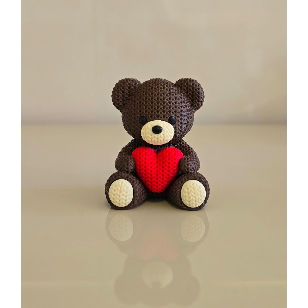 Ursinho Decorativo com Coração Vermelho Estilo Crochê em Impressão 3D para Presente