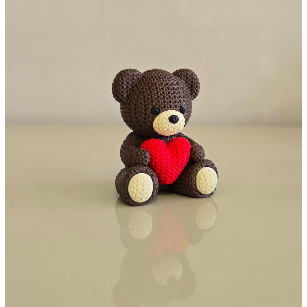 Ursinho Decorativo com Coração Vermelho Estilo Crochê em Impressão 3D para Presente