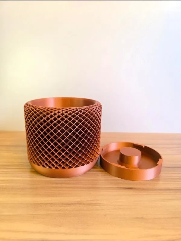 Vaso Decorativo Geométrico Vazado com Base em Impressão 3D para Mesa