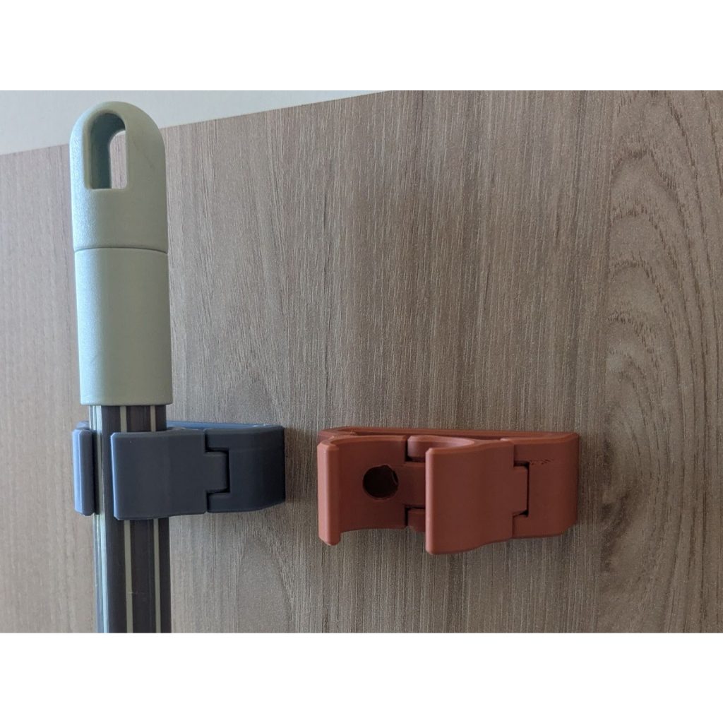 Kit com 3 Suportes de Parede Articulados para Vassouras e Rodos – Fixação com Parafuso ou Dupla Face