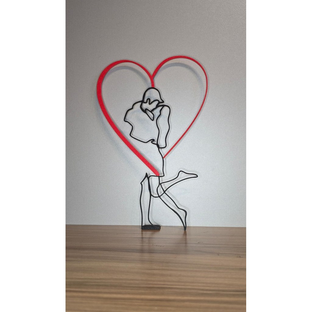 Escultura Casal Apaixonado com Coração Decorativa 3D Presente Romântico