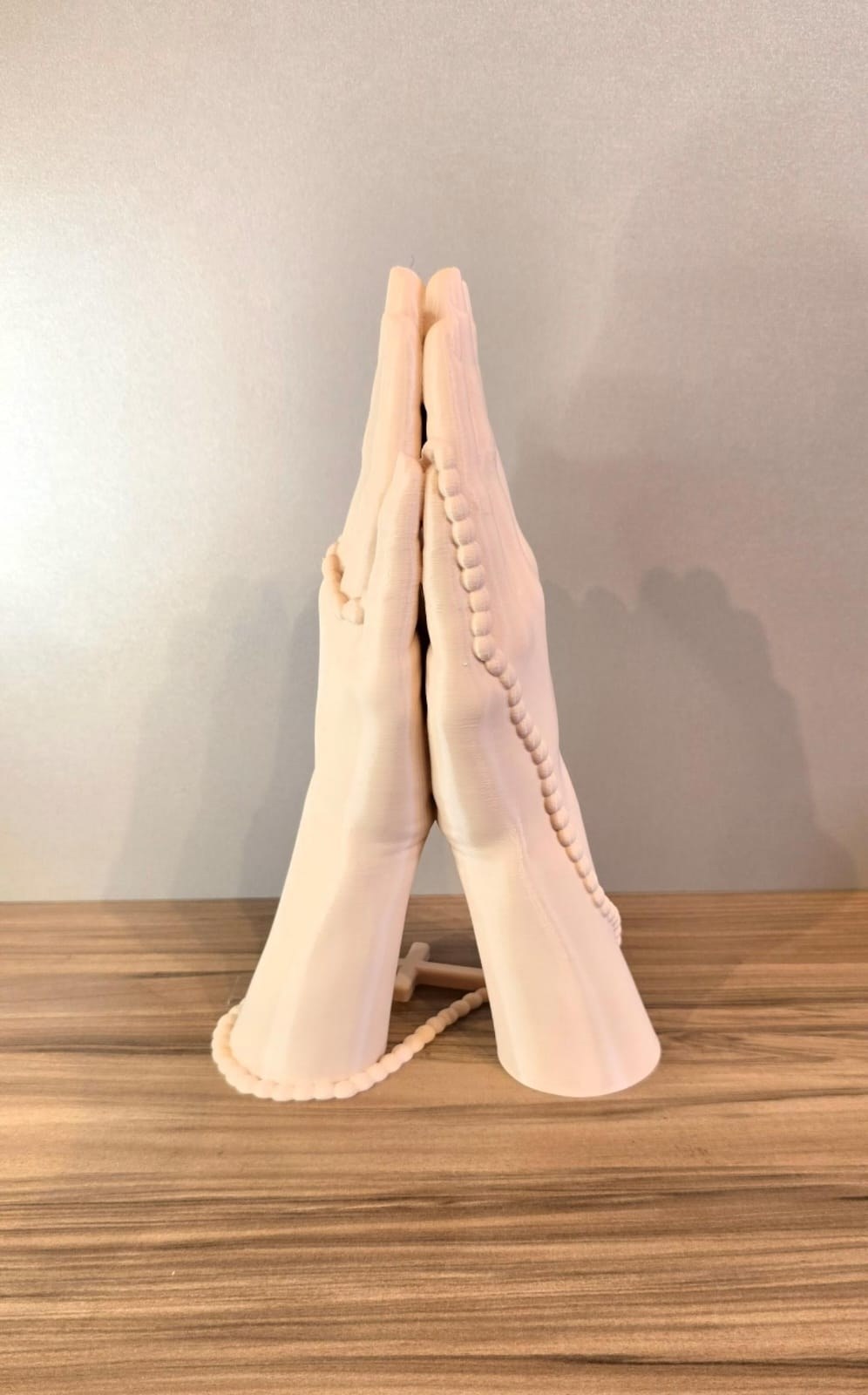 Escultura Mãos em Oração Decorativa 3D com Terço Religiosa Elegante para Sala Mesa
