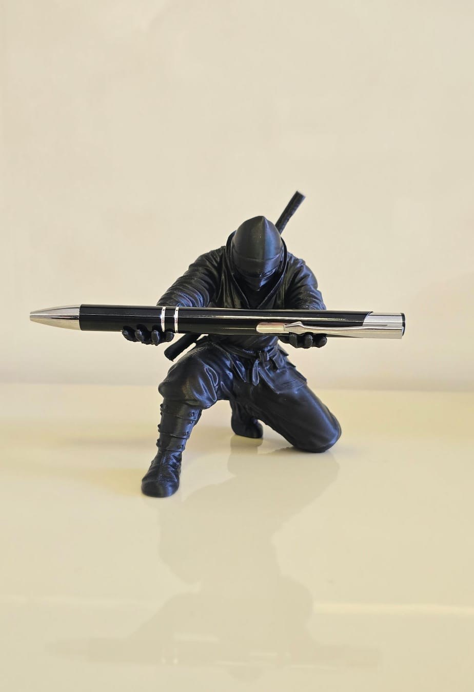 Suporte de Caneta Ninja Samurai Estatueta Decorativa Mesa Escritório Design Exclusivo