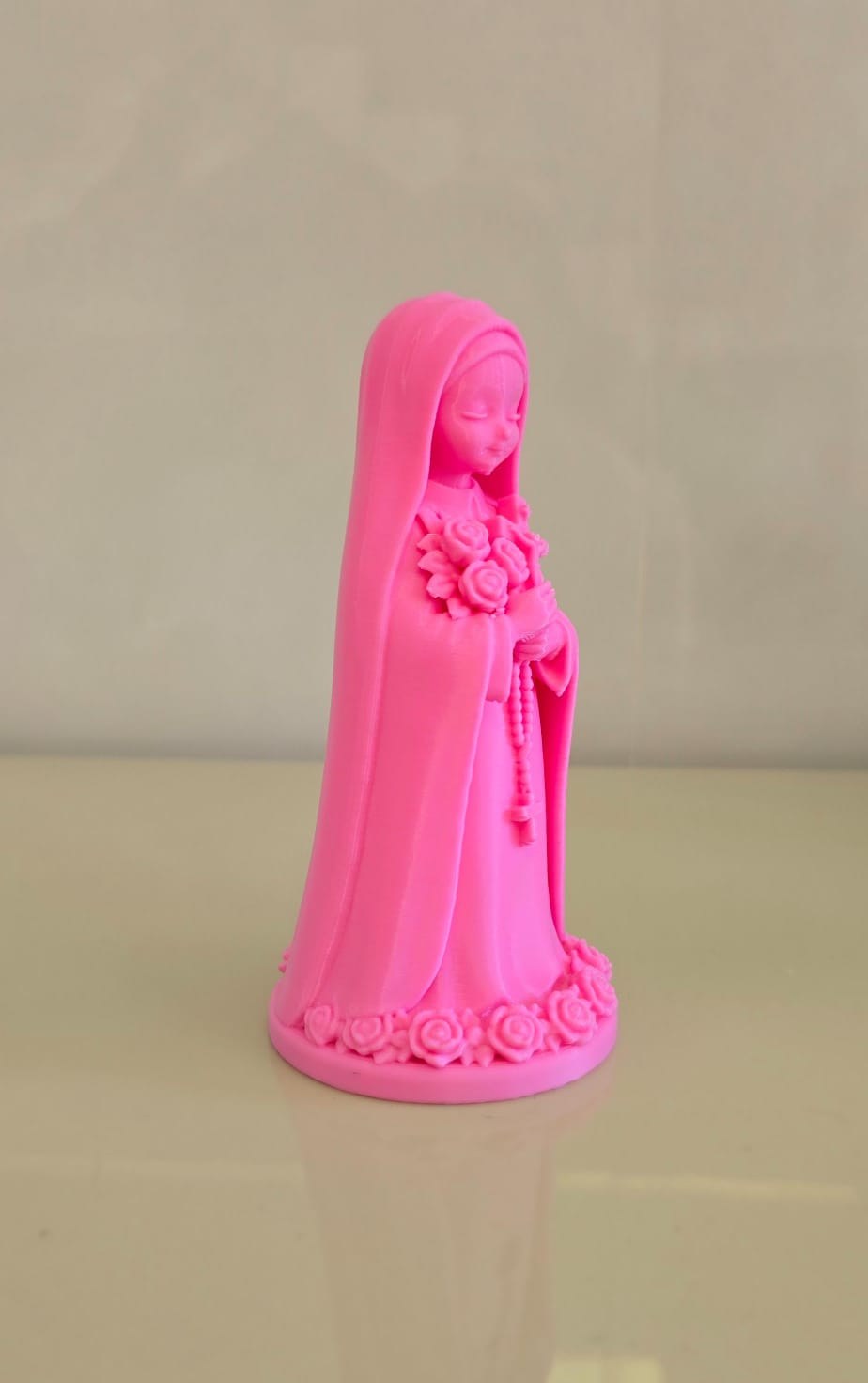 Escultura Nossa Senhora Decorativa Fé e Proteção Estatueta Religiosa 3D Design Delicado