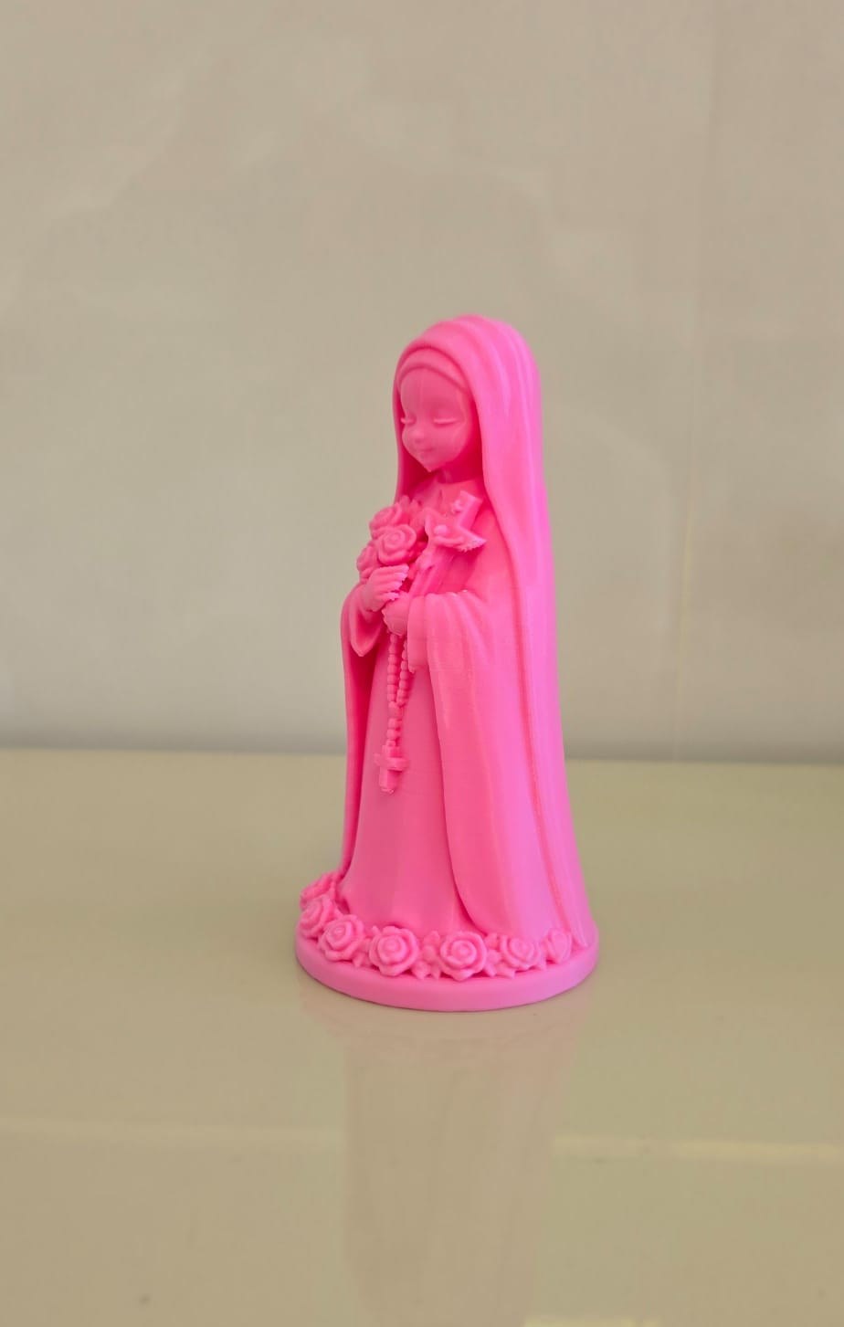 Escultura Nossa Senhora Decorativa Fé e Proteção Estatueta Religiosa 3D Design Delicado