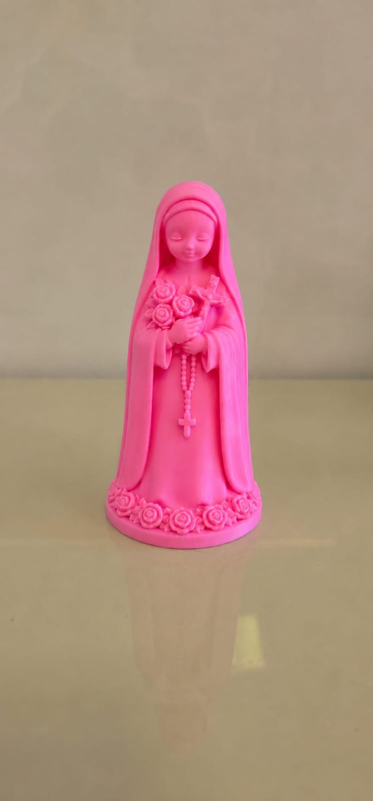 Escultura Nossa Senhora Decorativa Fé e Proteção Estatueta Religiosa 3D Design Delicado