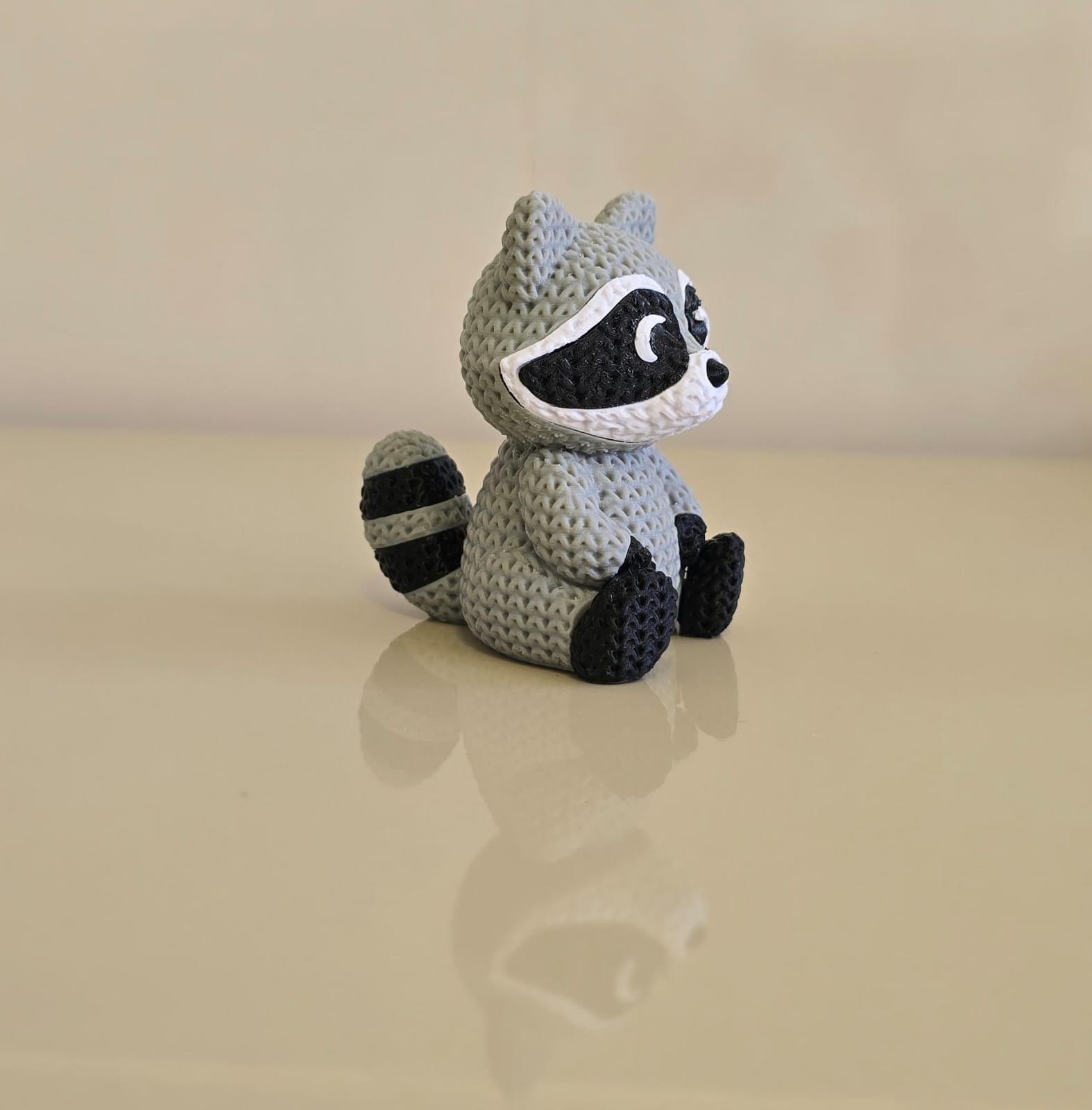 Mini Escultura de Guaxinim Fofo Textura Tricot Decoração Infantil em Impressão 3D