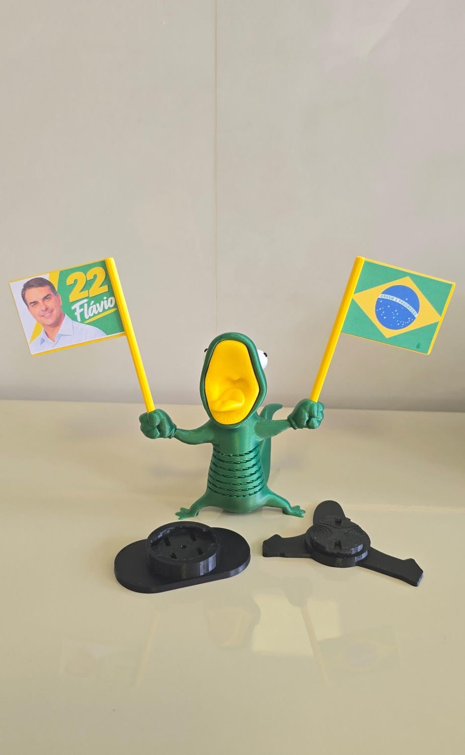 Lagarto Patriota 22 ou 13 com Bandeiras Brasil e Candidato, Suporte Moto, Impressão 3D