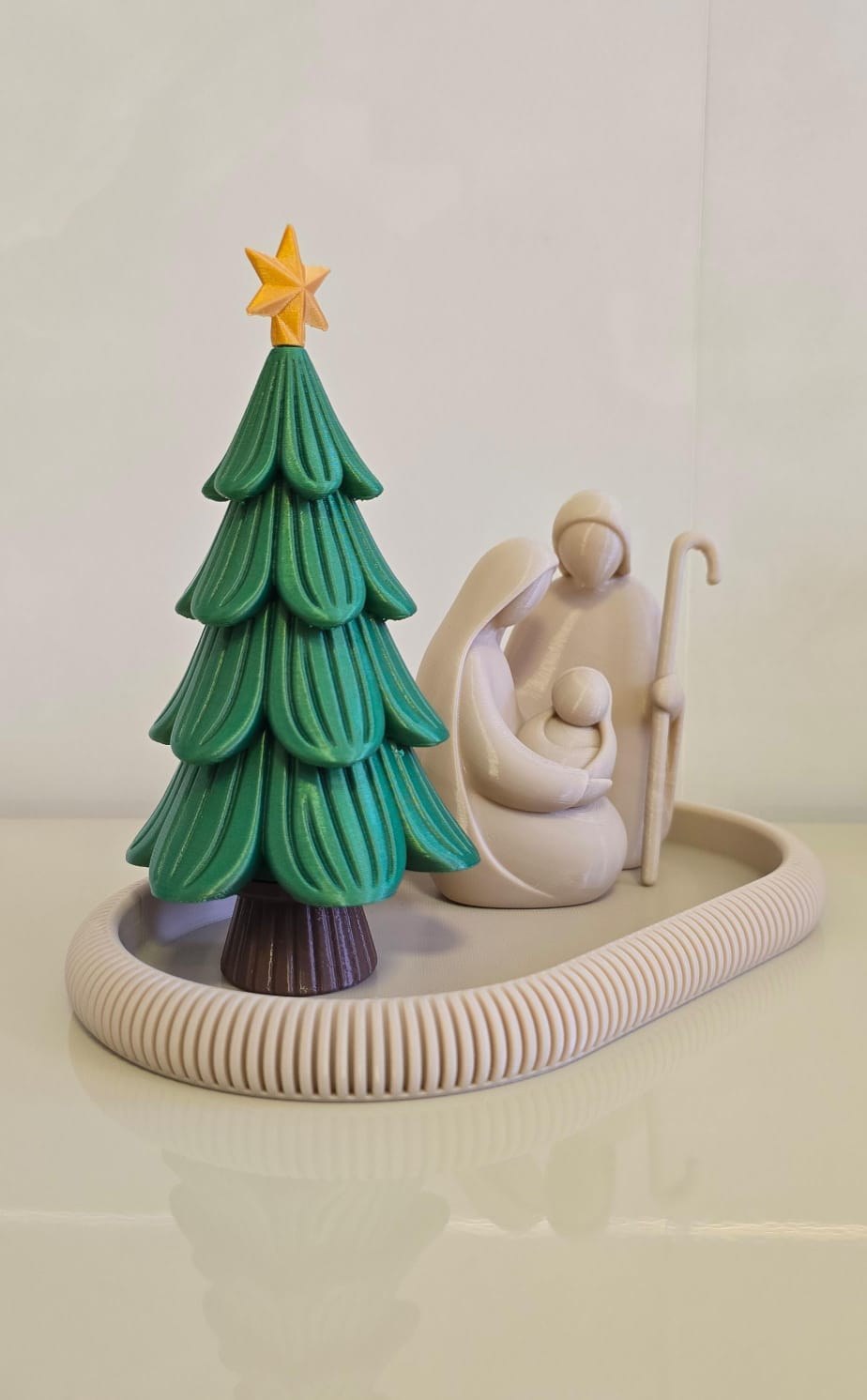 Presépio Natalino Moderno com Sagrada Família e Árvore Escultura Decorativa em 3D