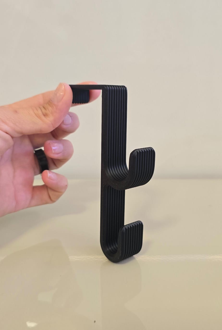 Kit com 2 Ganchos Duplos para Porta Sem Furos Design Canelado Moderno em Impressão 3D